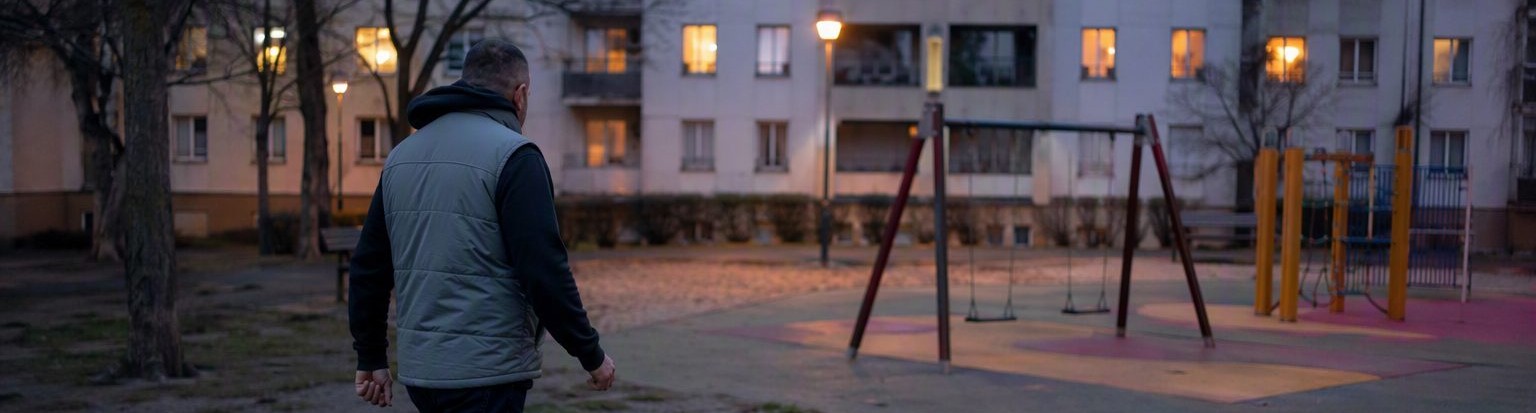 Aire de jeux d'un quartier à la tombée du jour