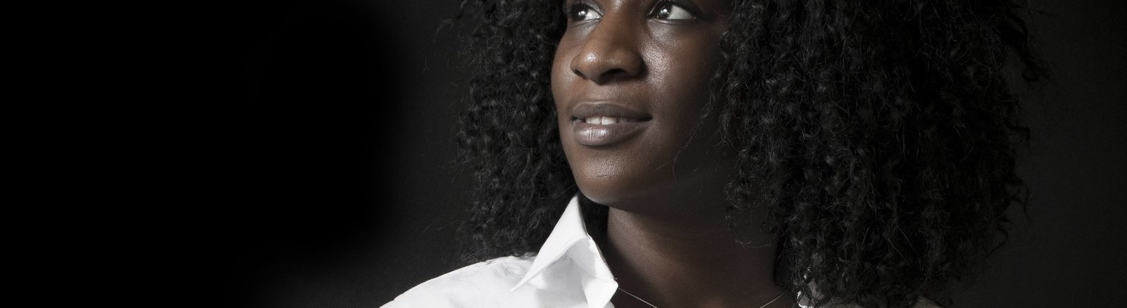 Une médiatrice Promévil, chemise à la marque de l'association