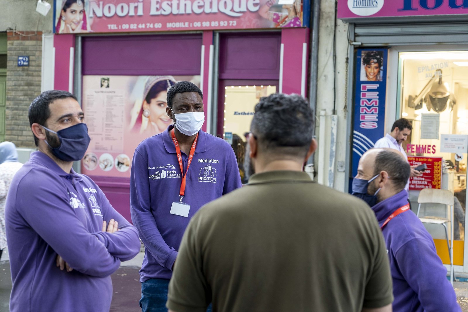 Médiateurs Promévil en dialogue avec un habitant devant les commerces