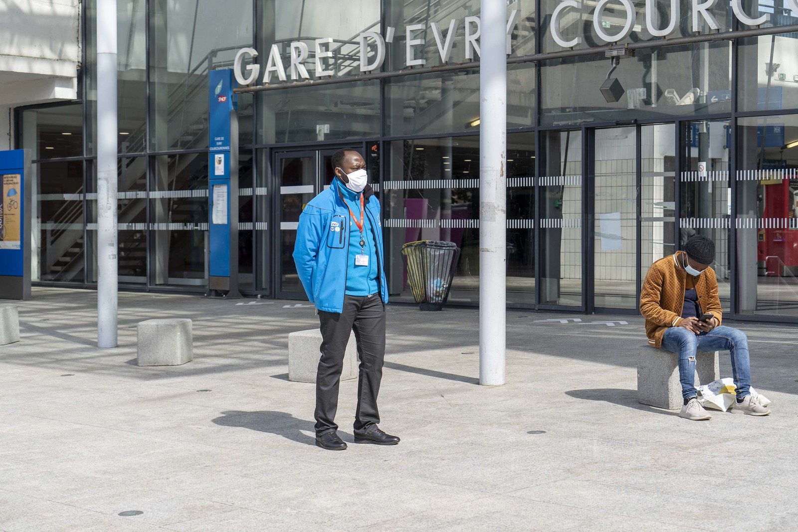 Un médiateur Promévil devant une gare de banlieue